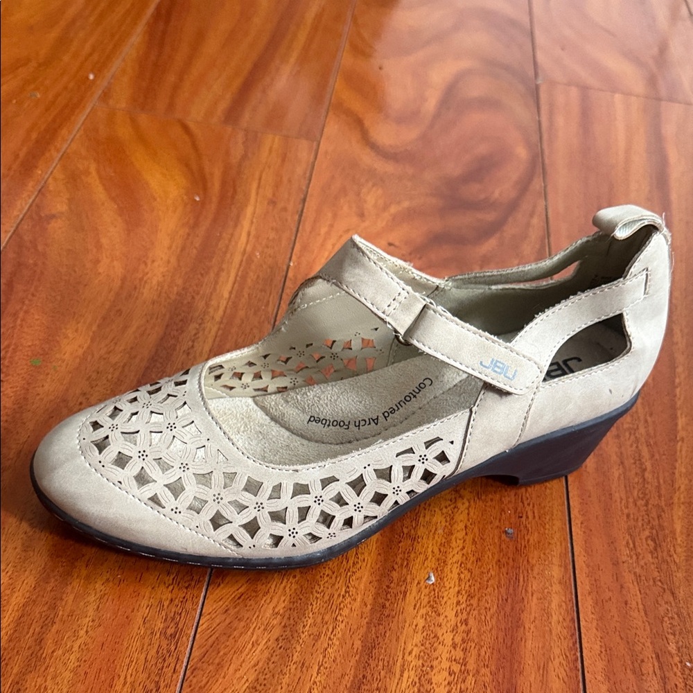 JBU Women's Beige Cutout Heels NWT